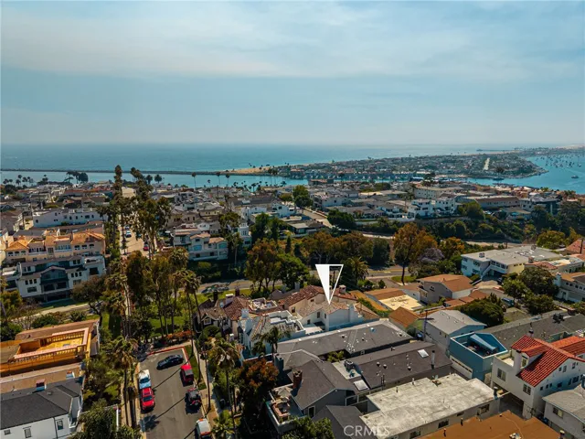 Ideally positioned at the entrance to the iconic Goldenrod Footbridge.