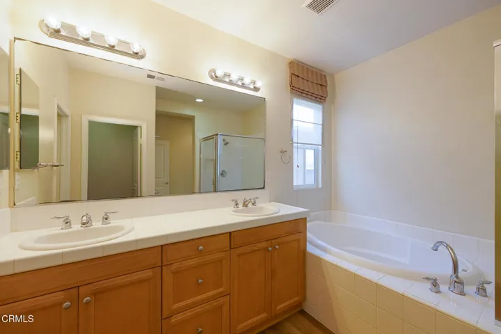 326 Lakeview Ct-26