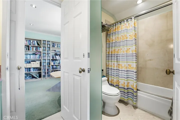 Jack & Jill bath