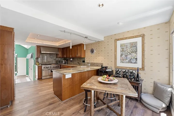 Nice eating nook in kitchen