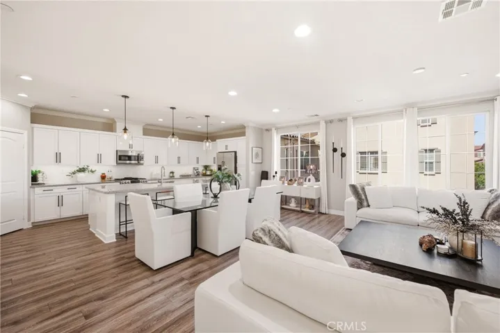 442 Stratus 4, Simi Valley, California 93065