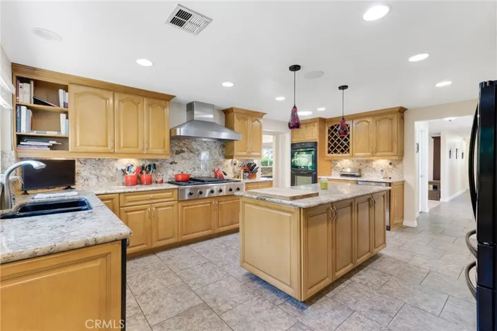 Kitchen Island, Granite Counters, Lots Of Cabinet/Storage Space
