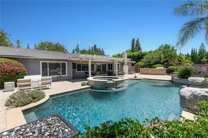 "Bench" Seating In The Pool On All Sides
