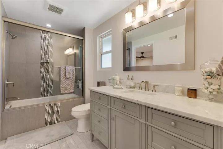 "Hollywood" Remodeled Full Bathroom Bewteen Bedrooms 2 & 3