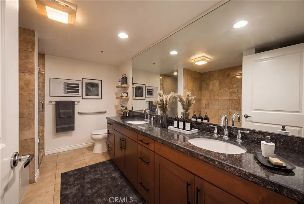 primary bath digitally staged