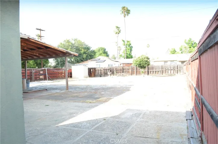 Right angle of the house looking to the back of the back yard