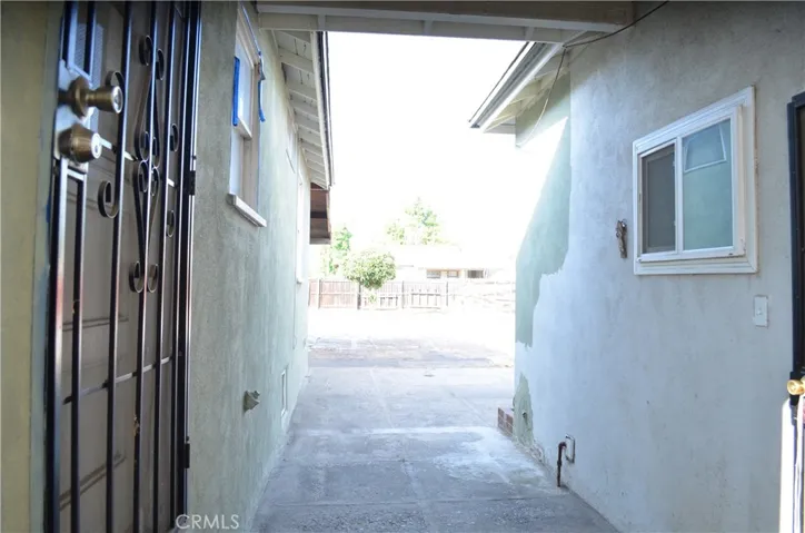 Middle entrance of the house to access to the garage or the kitchen