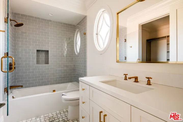557 Chapala Drive, Pacific Palisades, California 90272