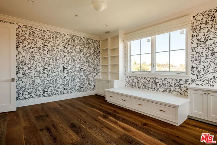 557 Chapala Drive, Pacific Palisades, California 90272