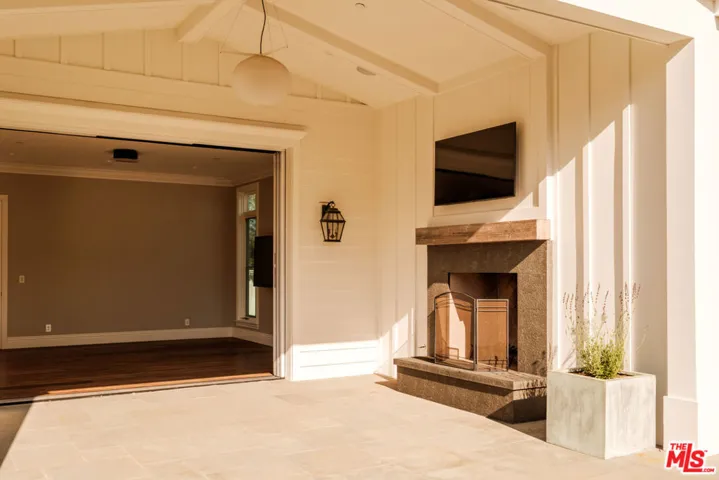 557 Chapala Drive, Pacific Palisades, California 90272
