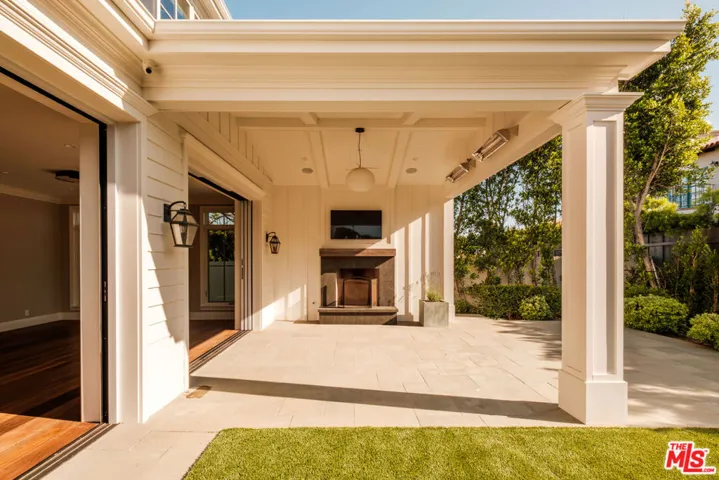 557 Chapala Drive, Pacific Palisades, California 90272