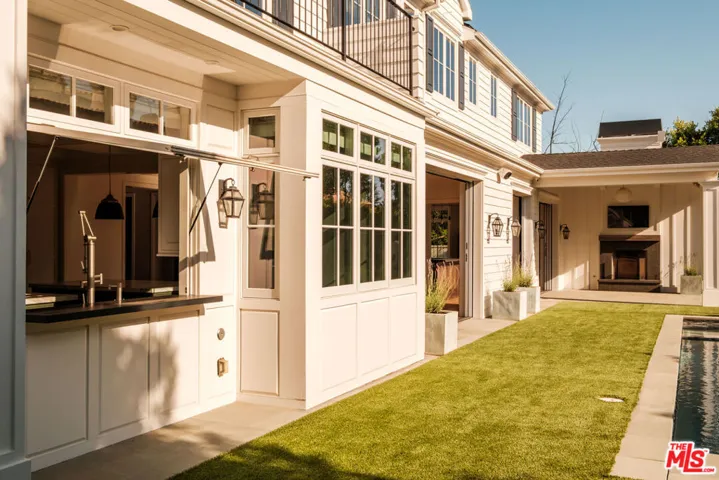 557 Chapala Drive, Pacific Palisades, California 90272
