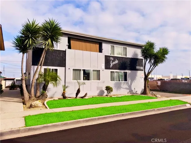 Ave. Newville Ave E, Downey, California 90241