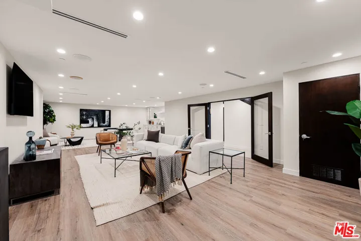 3116 Elvido Drive, Los Angeles, California 90049