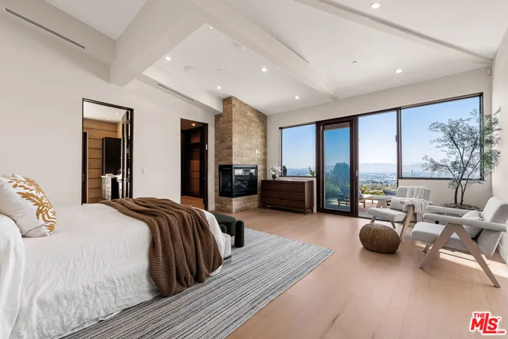 3116 Elvido Drive, Los Angeles, California 90049