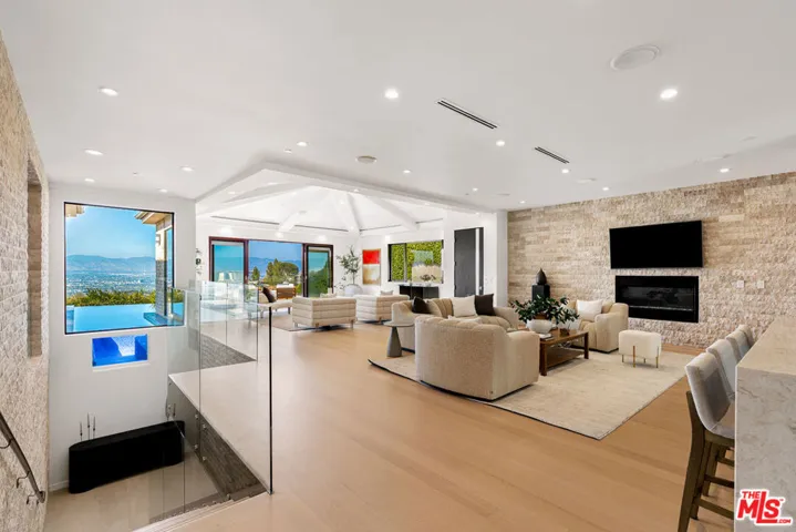 3116 Elvido Drive, Los Angeles, California 90049