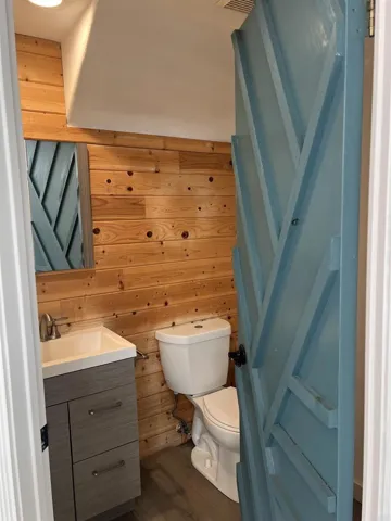 Half bathroom down stairs.