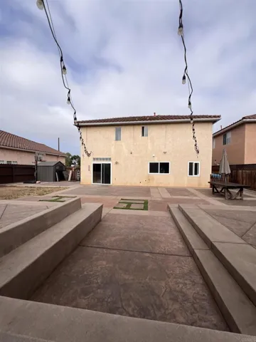 If you like to entertain. Perfect yard to get creative and decorate.
