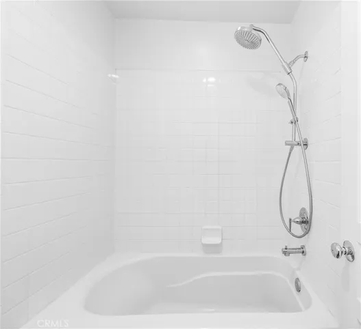 Bright and beautifully maintained upstairs full bathroom.