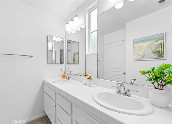 Bright and beautifully maintained upstairs full bathroom.