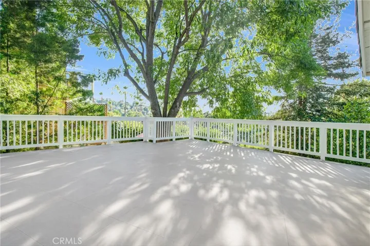 huge 40 x 40 deck off LR, dining room