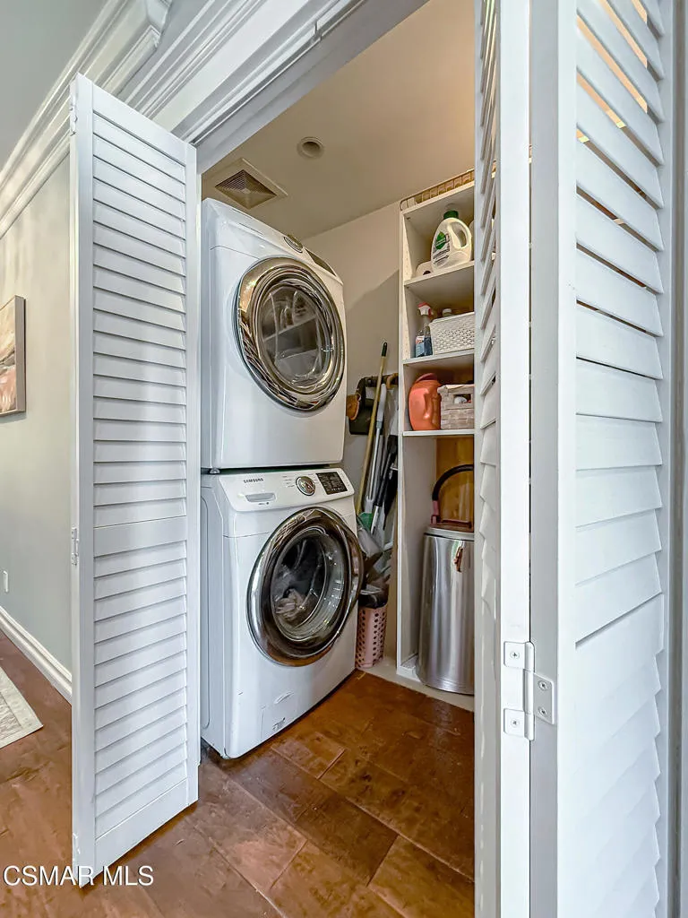 cKitchen and Dining11