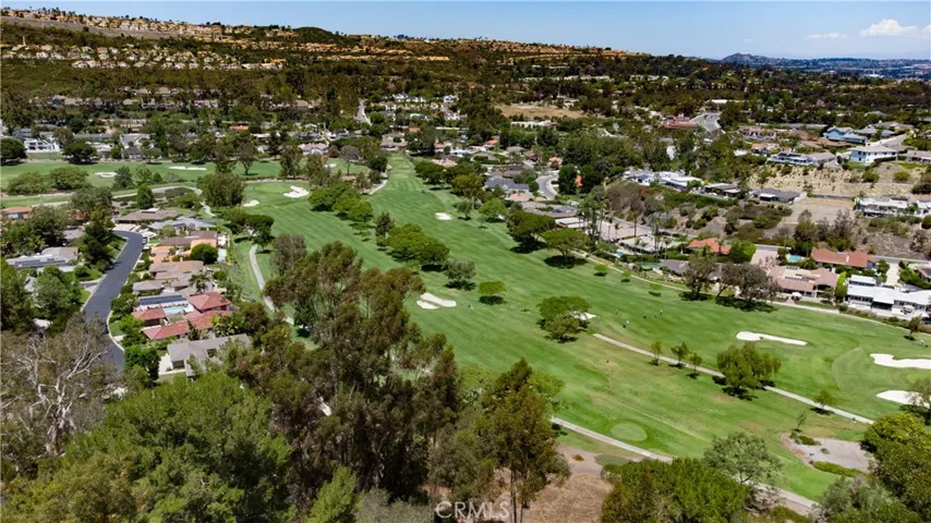 The El Niguel Country Club is nearby