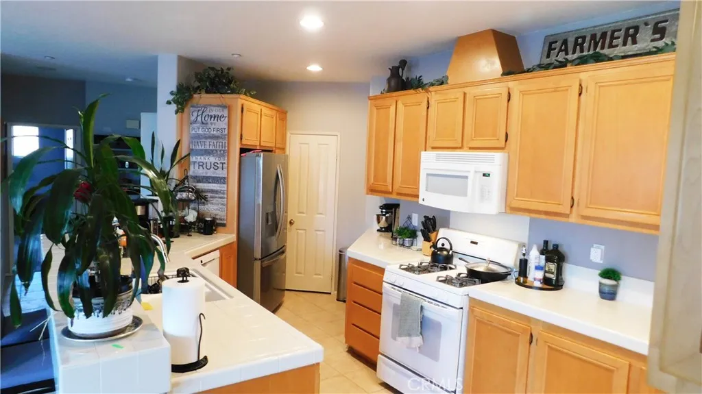 Wonderful Kitchen with plenty of storage - a designated seperate pantry and gas appliances.