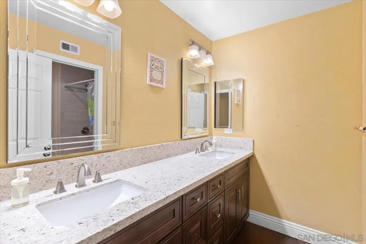 Upstairs Full Hall Bath