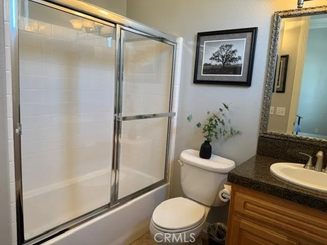 Bath in Front Left Bedroom