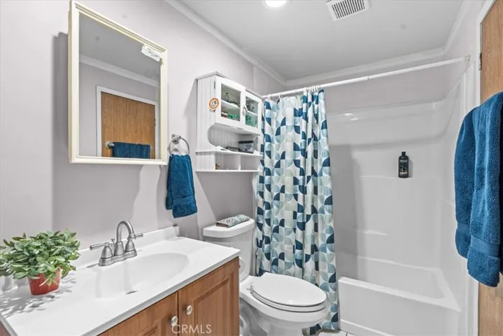 Full bathroom 1