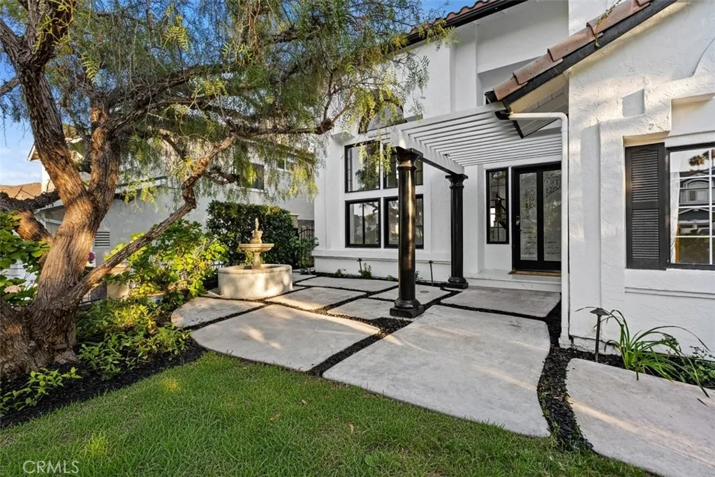 Secluded and gated frontyard