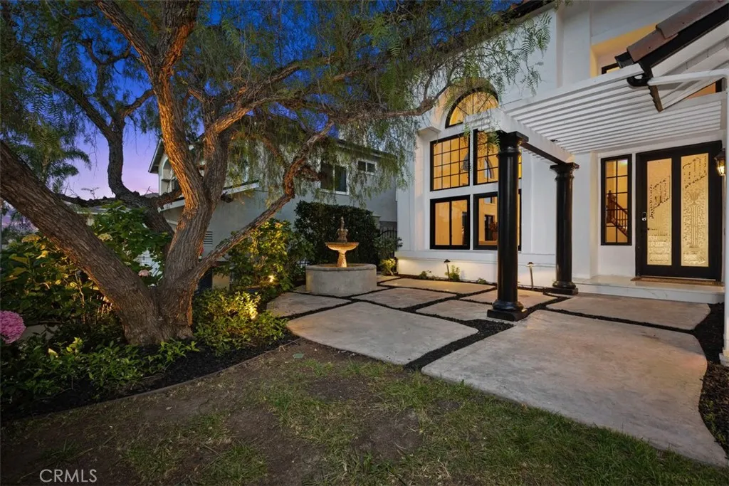 Secluded and gated frontyard