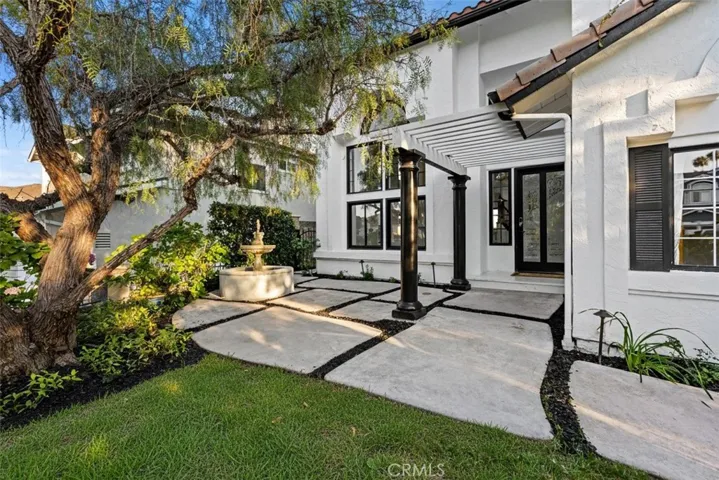 Secluded and gated frontyard