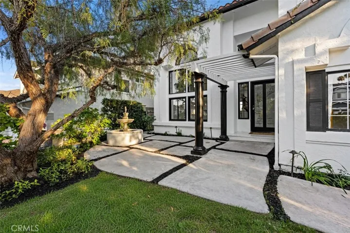 Secluded and gated frontyard