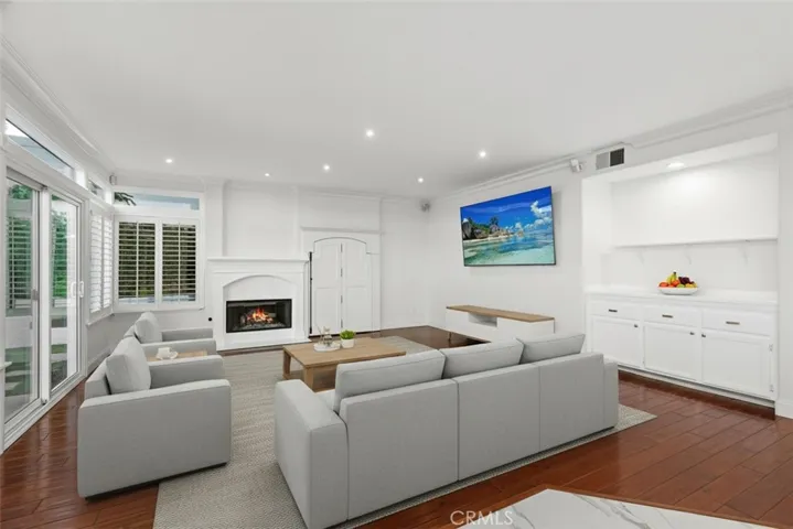 Virtually staged: Second private living room