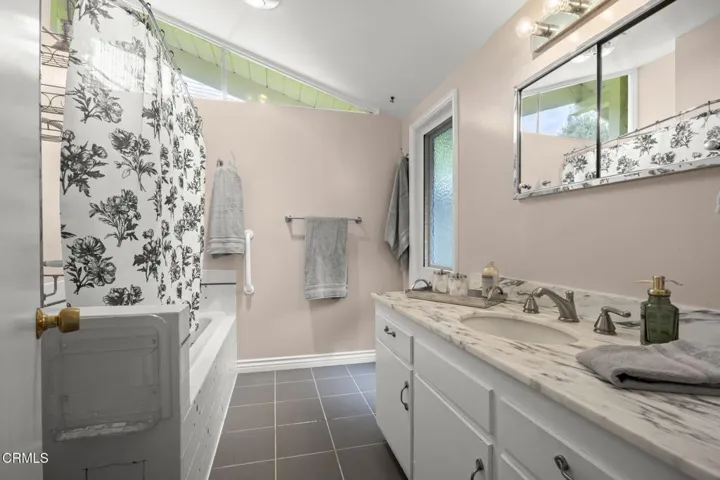 34-ensuite bathroom