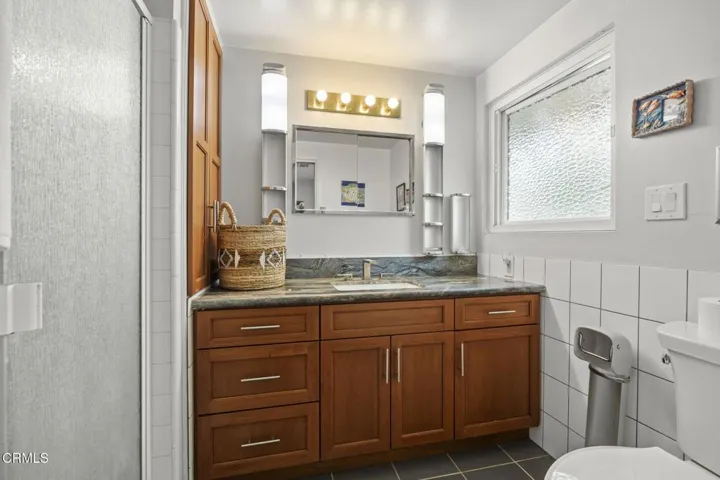 37-ensuite bathroom