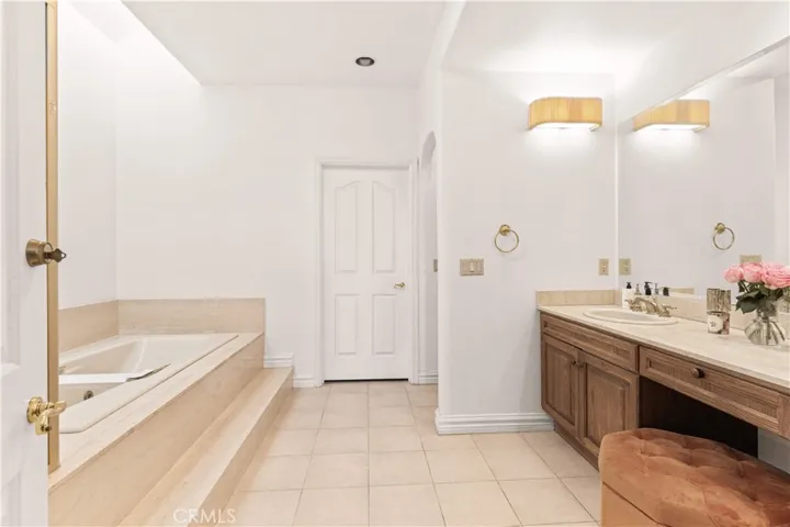 2282 Canyonback, Los Angeles, California 90049