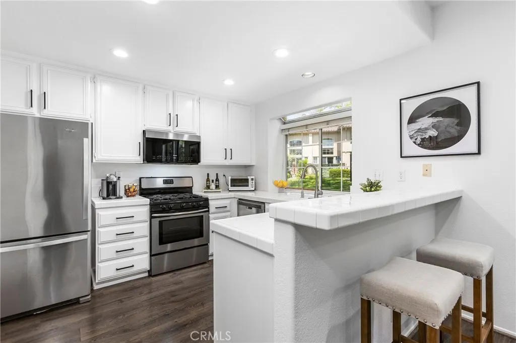 Kitchen with Breakfast Bar