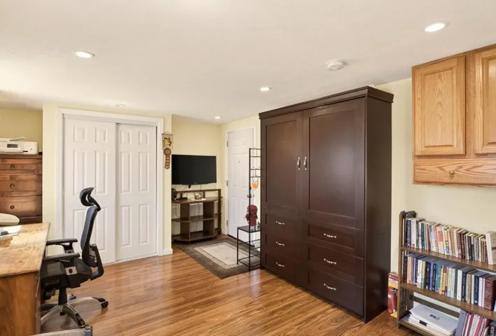 Built in Murphy bed