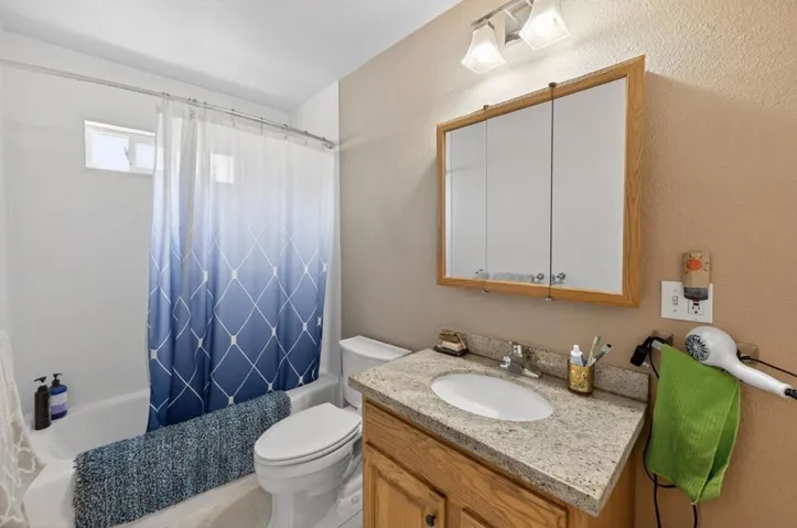 Primary en-suite full bathroom with shower over tub