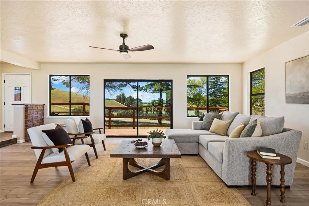 Spacious living room