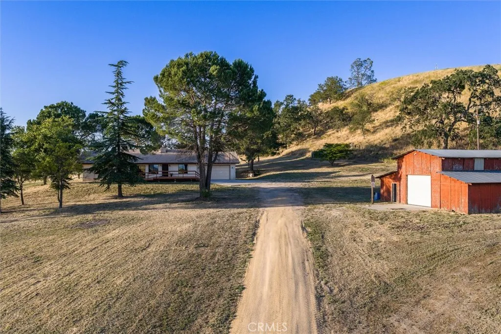 Road leading up to the main house passing the classic barn