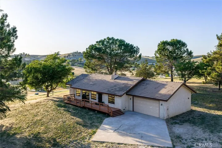 Main house secluded with panoramic views and two car garage