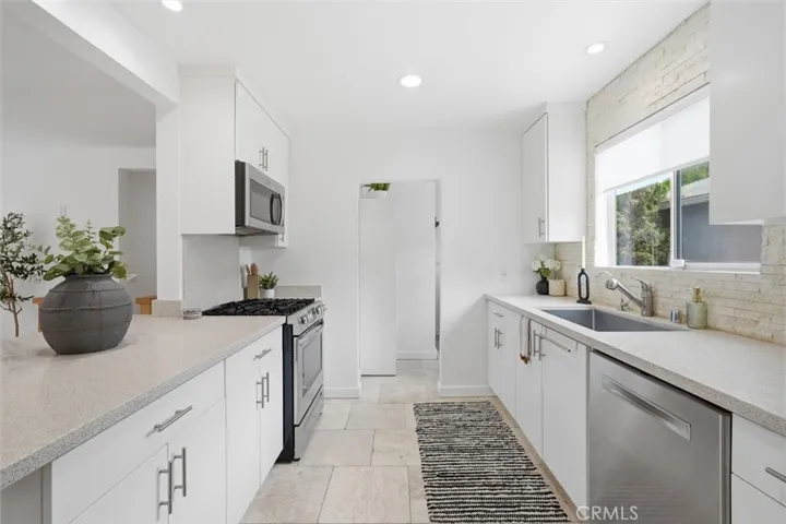 2448 Riverside Pl, Los Angeles, California 90039
