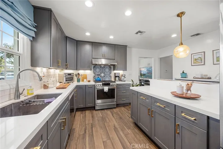 Welcome to Victoria street! Updated Kitchen with stainless steel appliances, Quartz countertops and ample cabinetry.