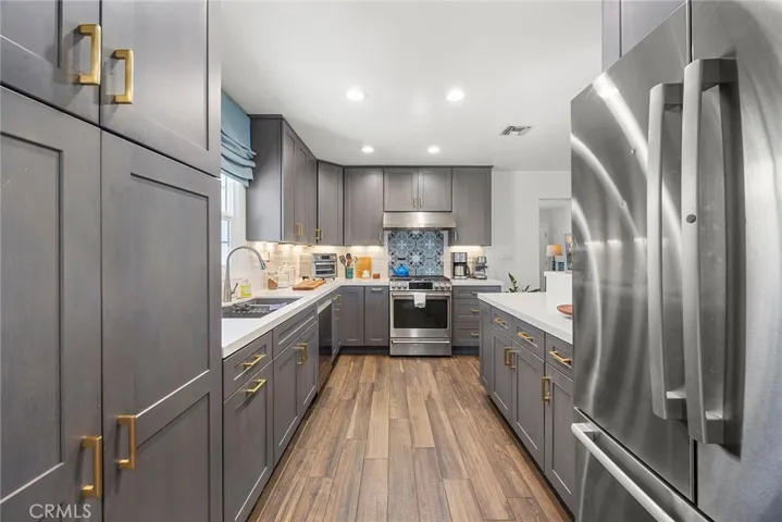Upgraded Kitchen offers plenty of countertop work space and stylish backsplashes.