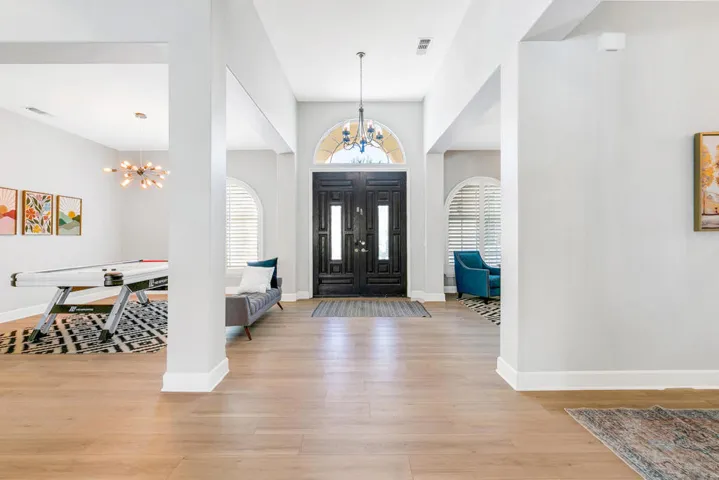 04 FOYER MLS