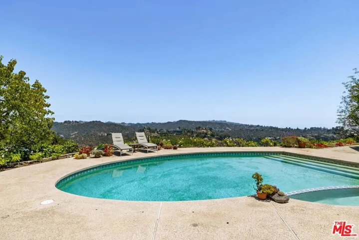 1612 Stradella Road, Los Angeles, California 90077 — photo 5
